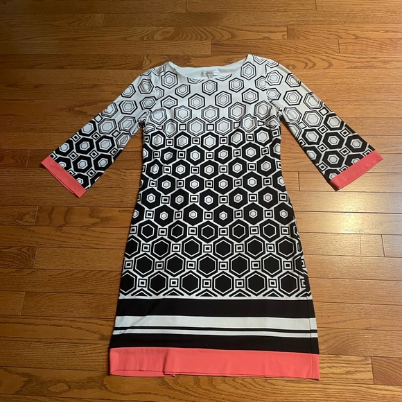 Sandra Darren dress. Size 6. Tailored in back - Picture 5 of 6